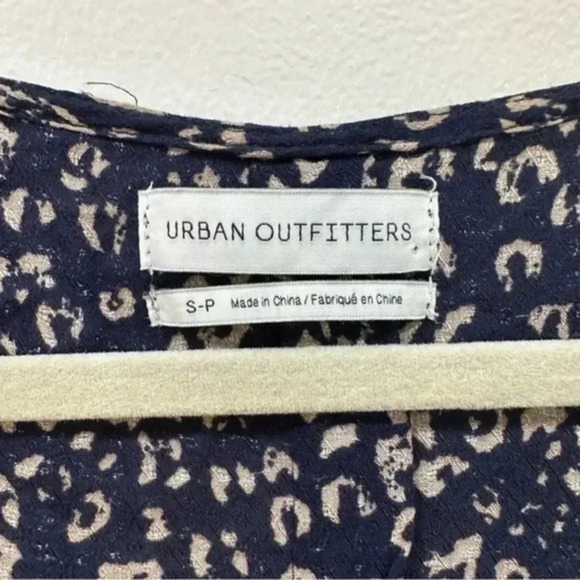🍁 Urban Outfitters Mayfair Drapey Surplice Top Small - Picture 10 of 11
